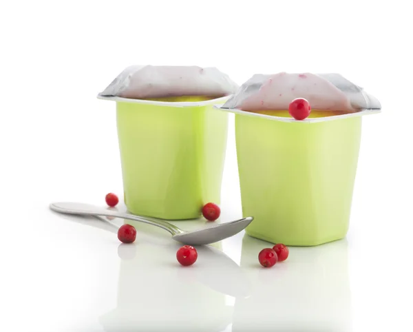 Yogurts and cranberries — Stock Photo, Image