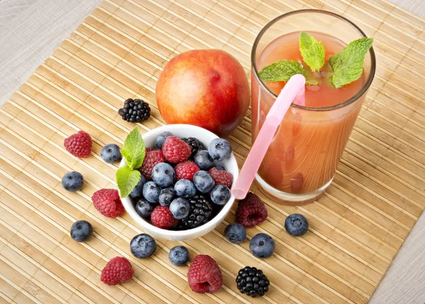 Juice and fruits — Stock Photo, Image