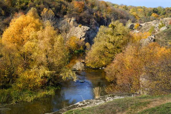 Осенний пейзаж в реке — стоковое фото