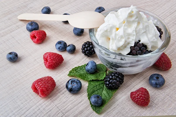 Berries with cream — Stock Photo, Image