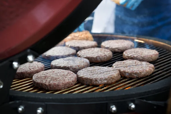 Hamburguesas a la parrilla —  Fotos de Stock