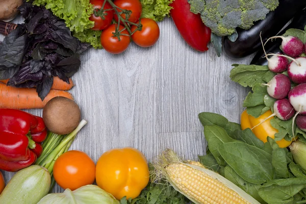 Verduras frescas sobre fondo de madera — Foto de Stock