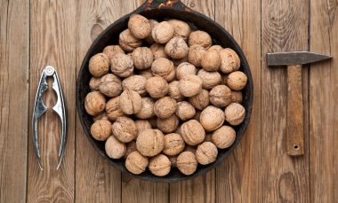 Fındıkkıran ve bir çekiç ve fındık