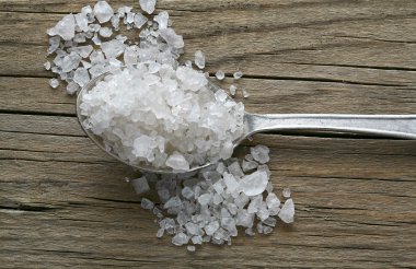 kaşık ve tuz eski ahşap 