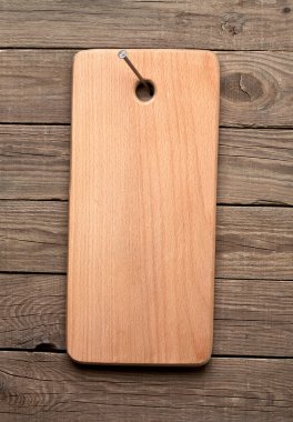 bir ahşap yüzeyde yivli kurulu