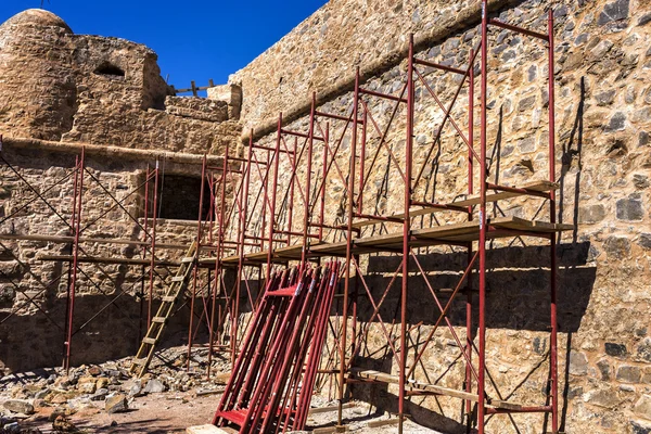 Construction site with scaffolding in an old fortress in Crete — Stock Photo, Image
