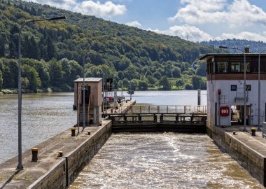 Neckar Nehri Heidelberg şehir üzerinde kilit  