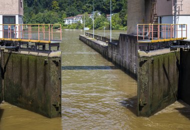 Neckar Nehri Heidelberg şehir üzerinde kilit  