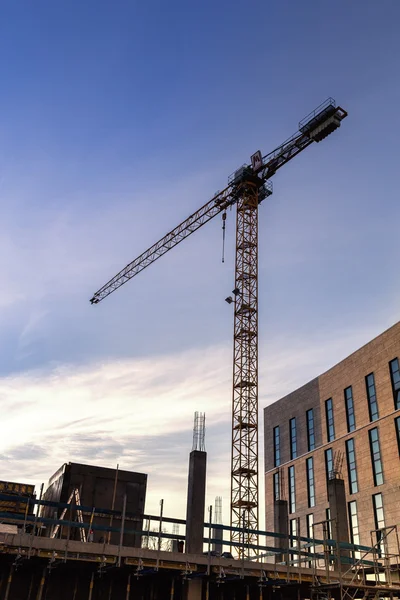 A large crane against blue sky — Stock Photo, Image