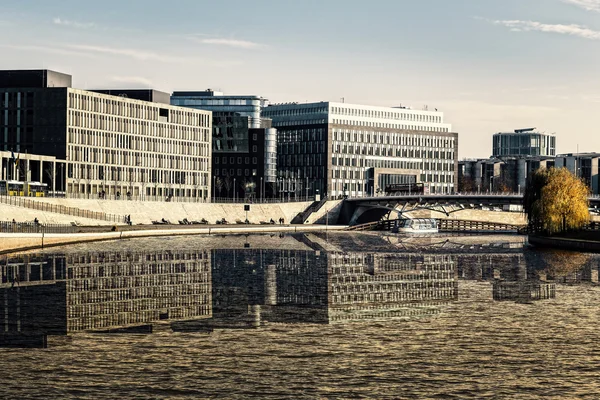 Ofis Spree Nehri üzerinde Berlin hükümet meydanını Binası  