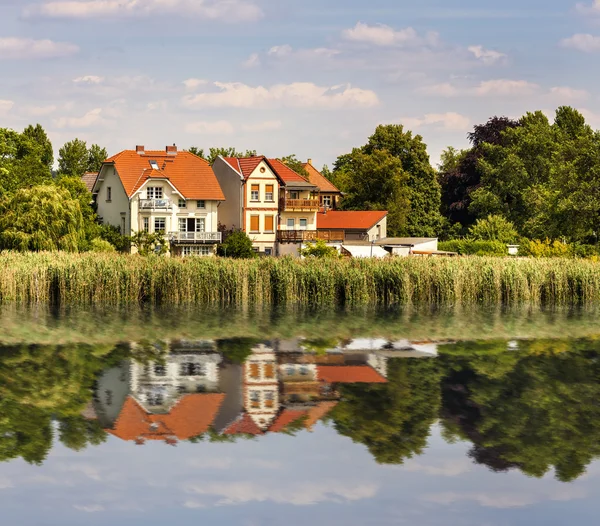 Göl ve nehir Almanya'da yaşayan ve konut evler — Stok fotoğraf