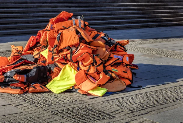 Coletes salva-vidas empilhados e coletes salva-vidas — Fotografia de Stock
