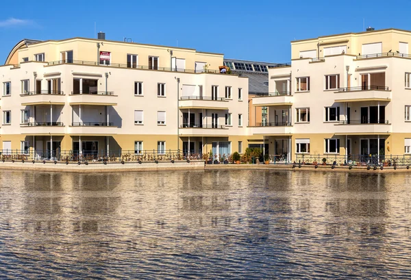 Życia i mieszkalne domy nad jeziorem i rzeką w Niemczech — Zdjęcie stockowe