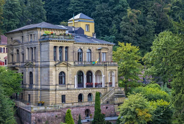 Eine alte Villa, die zum Verkauf steht — Stockfoto