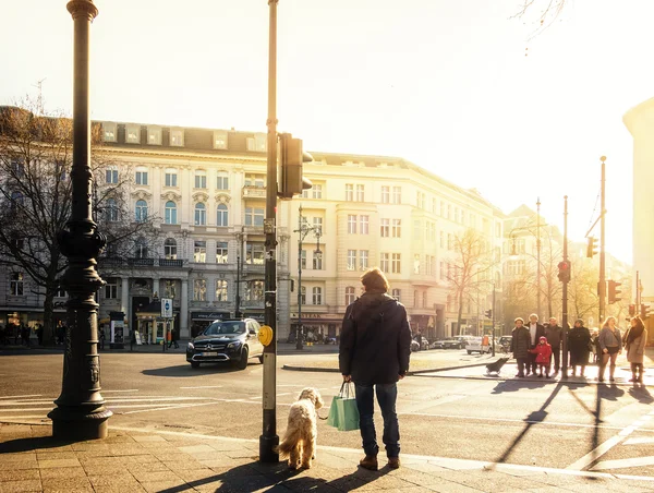 Persone all'alba a Berlino — Foto Stock