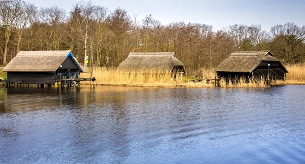 Лодочные домики на озере в стране — стоковое фото