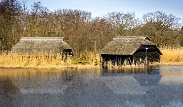 Case barca sul lago in campagna — Foto Stock