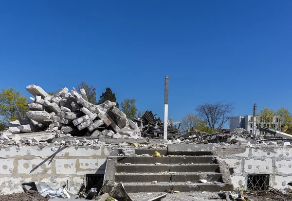 Обломки во время сноса старого дома — стоковое фото