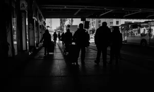 Förbipasserande under en bro i Berlin — Stockfoto