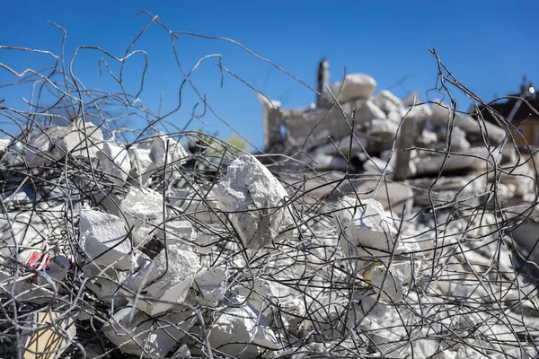 Macerie durante la demolizione di una vecchia casa — Foto Stock