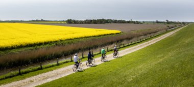 Kuzey Alman Plains'deki bir Bisiklete binmek