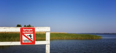 Bu yüzme göle atlamak için yasaktır