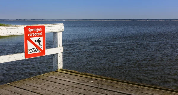 Está prohibido saltar al lago de natación. — Foto de Stock