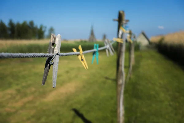 Ett klädstreck med clips på ett fritt fält — Stockfoto