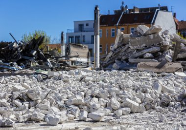 Moloz taş ve tuğla bir inşaat sitesinde