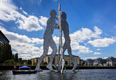 Berlin heykeli molecul bir