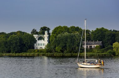 Yelkenli wannsee Berlin üzerinde pfaueninsel son hamle