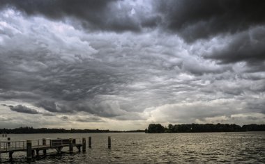 berlin üzerinde gökyüzünde bulutlar yağmur