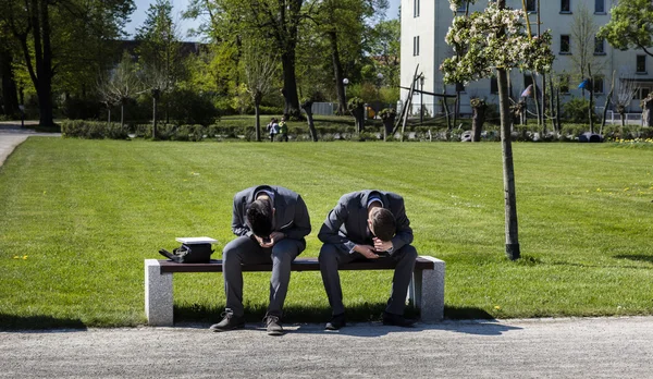Két fiatal férfi az ő okostelefon — Stock Fotó