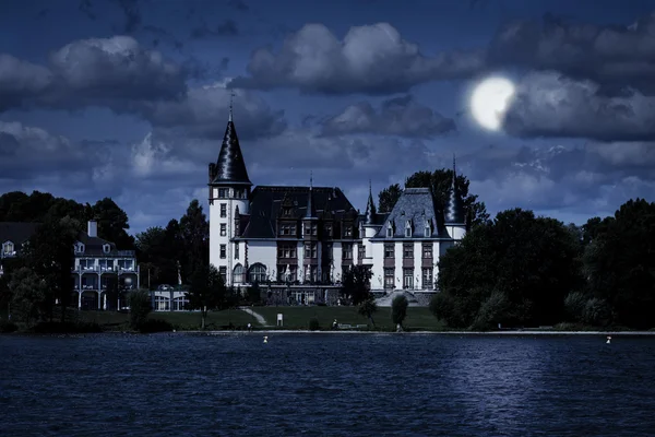 Ein altes Haus am Wasser leuchtet im Mondschein — Stockfoto