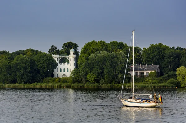 Sailboat on the wannsee in berlin moves to the pfaueninsel past — Stock Photo, Image