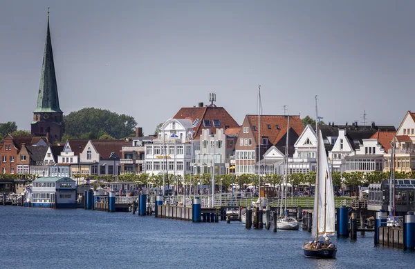 Casas en la entrada del puerto en Travemnde en el Mar Báltico — Foto de Stock