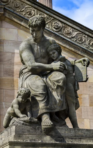 Estatua frente a la Alte Nationalgalerie en Berlín —  Fotos de Stock