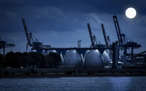 Vista nocturna de una planta industrial en Hamburgo — Foto de Stock