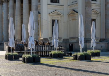 Kasım 2020 'deki yeni kapatma işlemi sırasında kentteki jandarma işaretinin etrafındaki gastronomi.