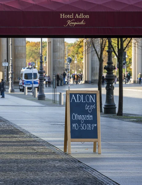 Pizarra Corona Frente Entrada Del Hotel Adlon Berlín — Foto de Stock