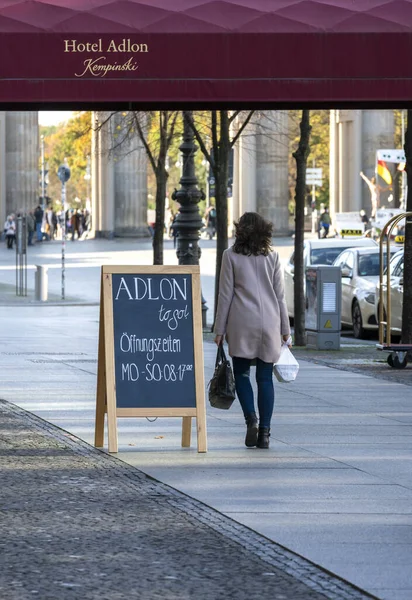 Bacheca Corona Davanti All Ingresso Dell Hotel Adlon Berlino — Foto Stock