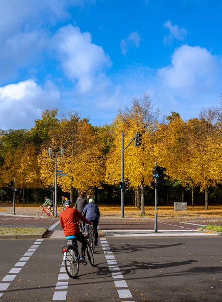 Rowerzyści Robią Sobie Przerwę Wycieczki Lasu Wokół Klasztoru Chórów Brandenburgia — Zdjęcie stockowe