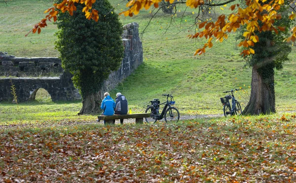 Les Cyclistes Font Une Pause Leur Excursion Dans Les Bois — Photo