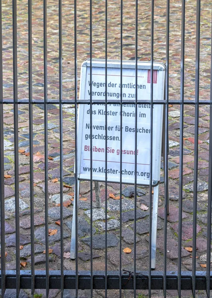 德国勃兰登堡乔林修道院的入口门前 一位女士站着 由于科洛纳而关闭了大门 — 图库照片