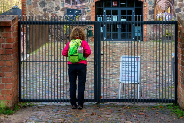 Mulher Fica Frente Portão Entrada Mosteiro Chorin Brandemburgo Alemanha Que — Fotografia de Stock