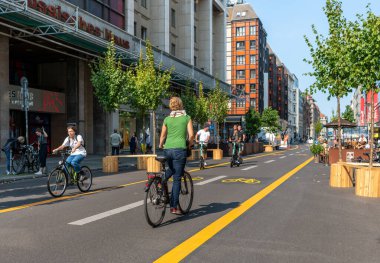 Almanya 'nın Mitte kentindeki Friedrichstrasse' de arabasız alışveriş ve gezinti projesinin Berlin pilot projesi.