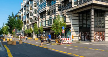 Almanya 'nın Mitte kentindeki Friedrichstrasse' de arabasız alışveriş ve gezinti projesinin Berlin pilot projesi.