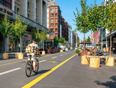 Almanya 'nın Mitte kentindeki Friedrichstrasse' de arabasız alışveriş ve gezinti projesinin Berlin pilot projesi.