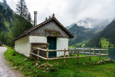 Tyrol 'daki Vilsalpsee' deki dağ kulübesi.