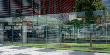 Sanat eseri Grundgesetz 49 Berlin 'deki Reichstagufer' deki Jakob Kaiser Haus 'un cam camları üzerinde.